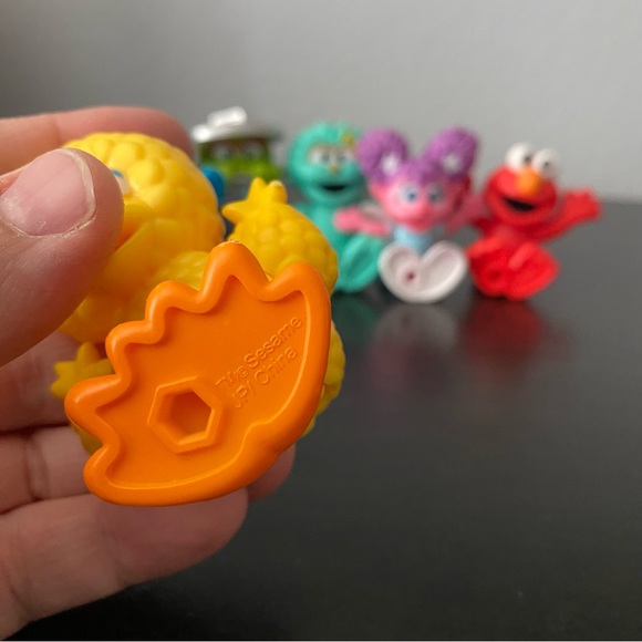 Sesame Street Neighborhood Friends, 6-piece Poseable Figurines - Picture 4 of 11